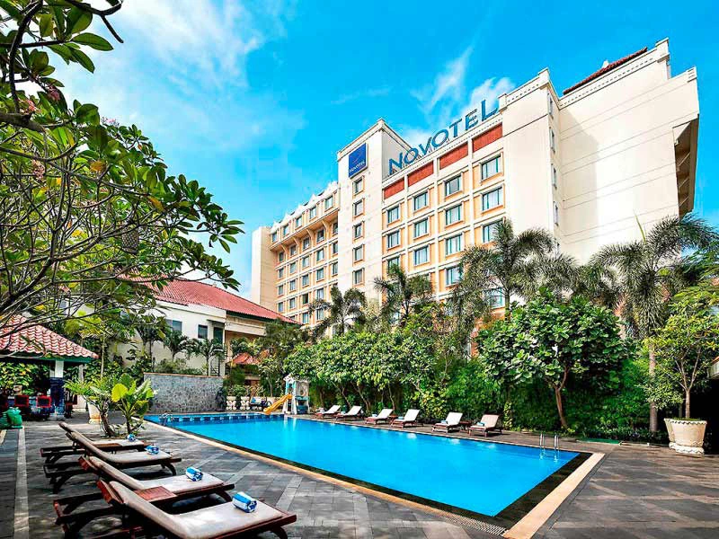 Abkühlung im Pool Ihres Solo Hotels