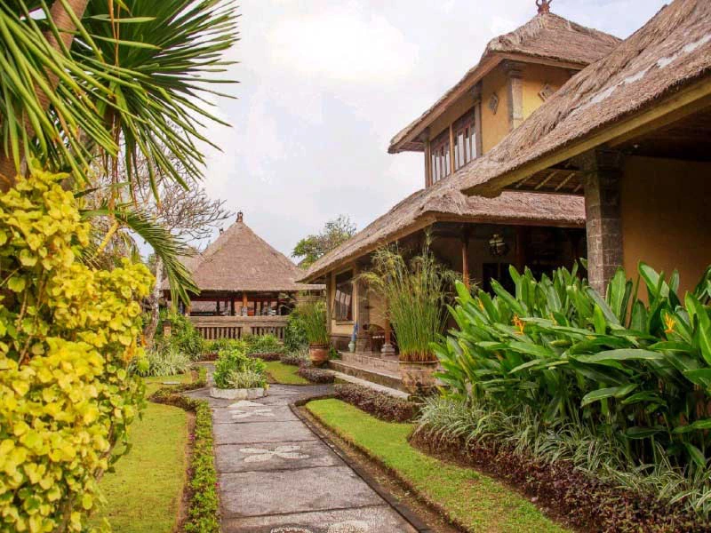 Ihr Hotel ist von einer gepflegten Gartenanlage umgeben