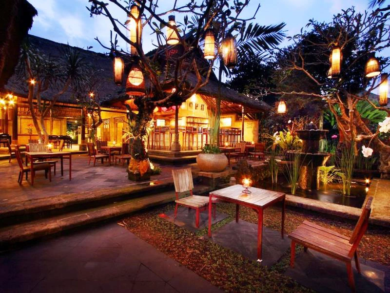 Stilvoll essen im Restaurant eines Komforthotels in Ubud