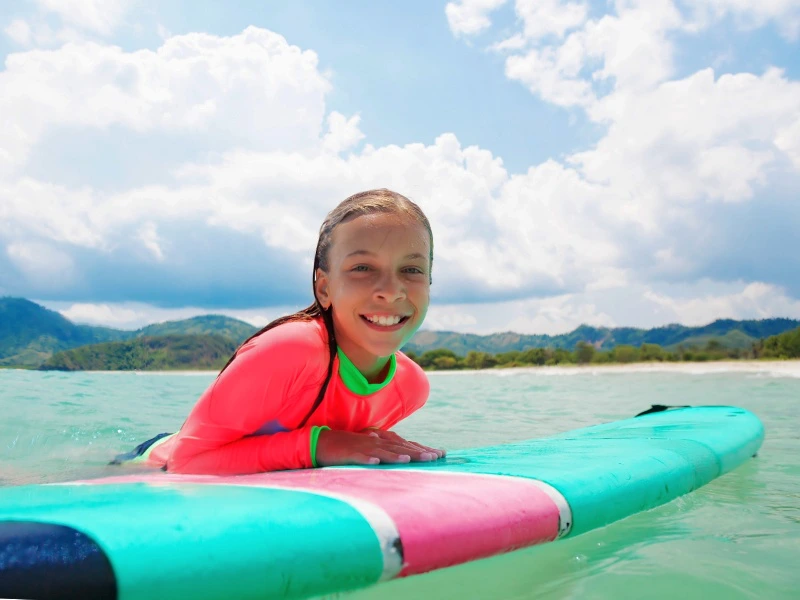 Junges Mädchen beim Surfen in Indonesien