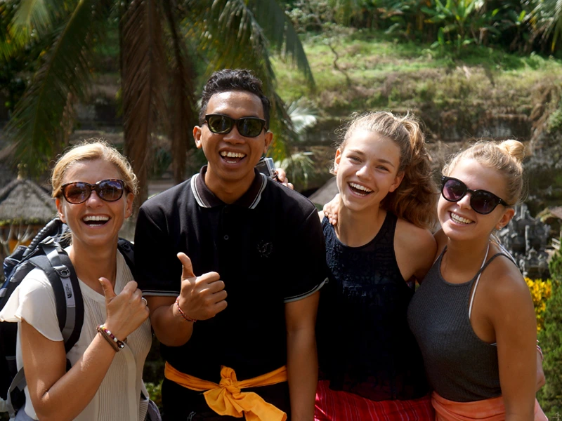 Reisende beim Gruppenbild in Indonesien