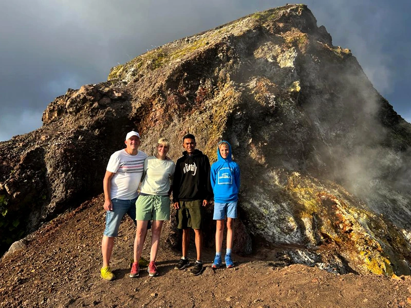 Familie bei der Wanderung am Mount Batur