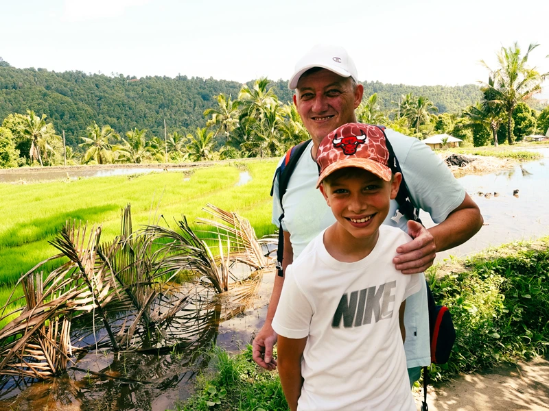 Familie in den Reisefeldern von Indonesien