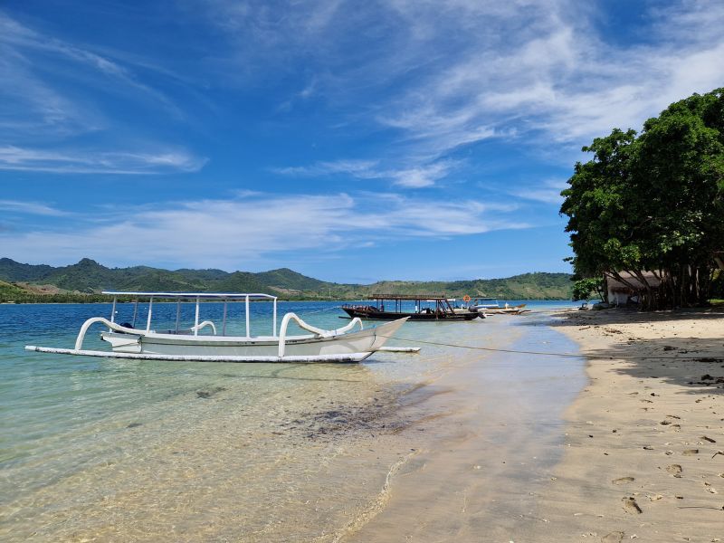 Boot am Strand auf den Gili Inseln in Indonesien