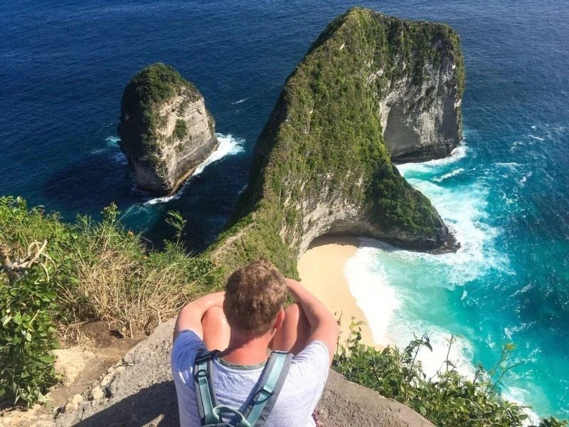 Tourist blickt auf die Klippen von Nusa Penida