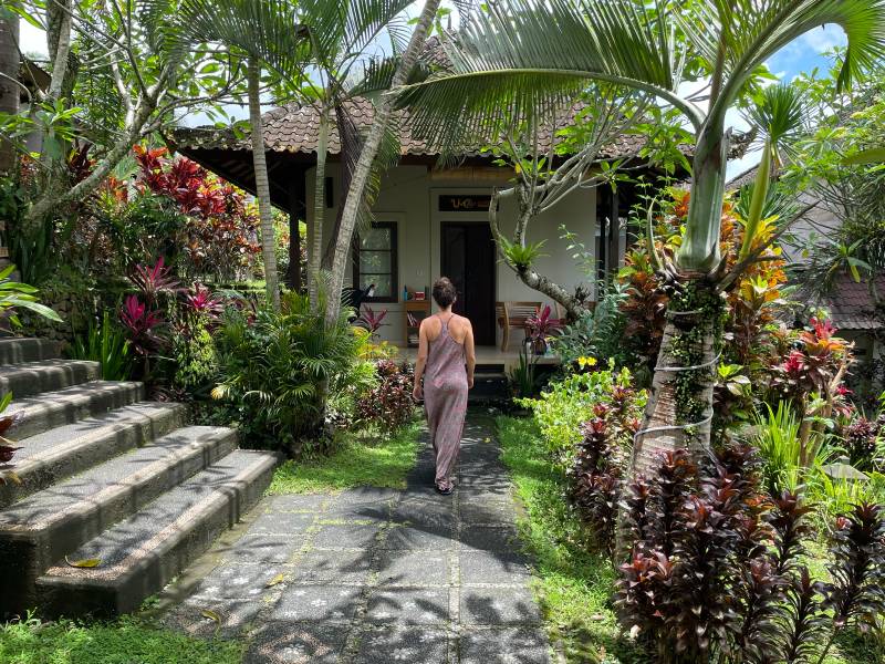 Frau in einer grünen Hotelanlage in Sidemen