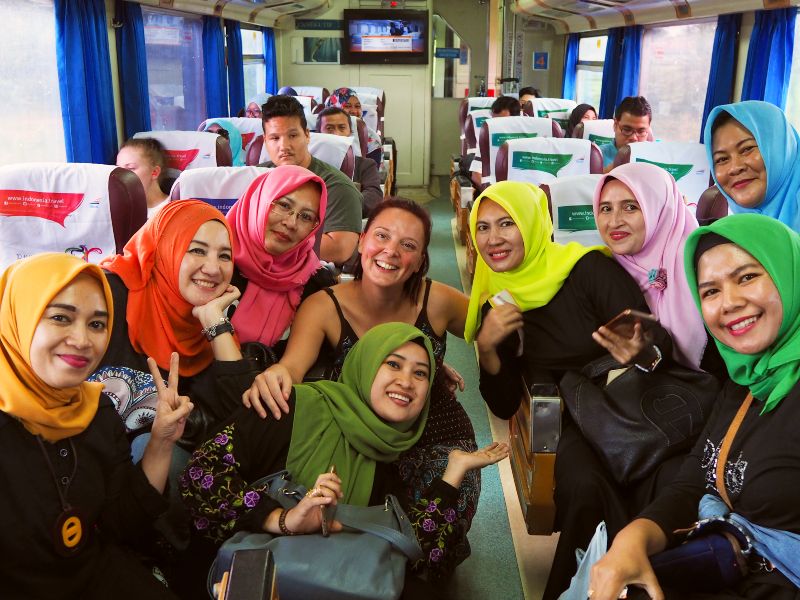 Einheimische Reisende in einem Zug in Indonesien