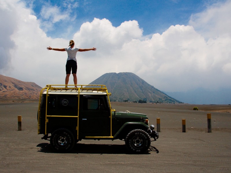 Reisender auf dem Jeep vor dem Bromo Vulkan