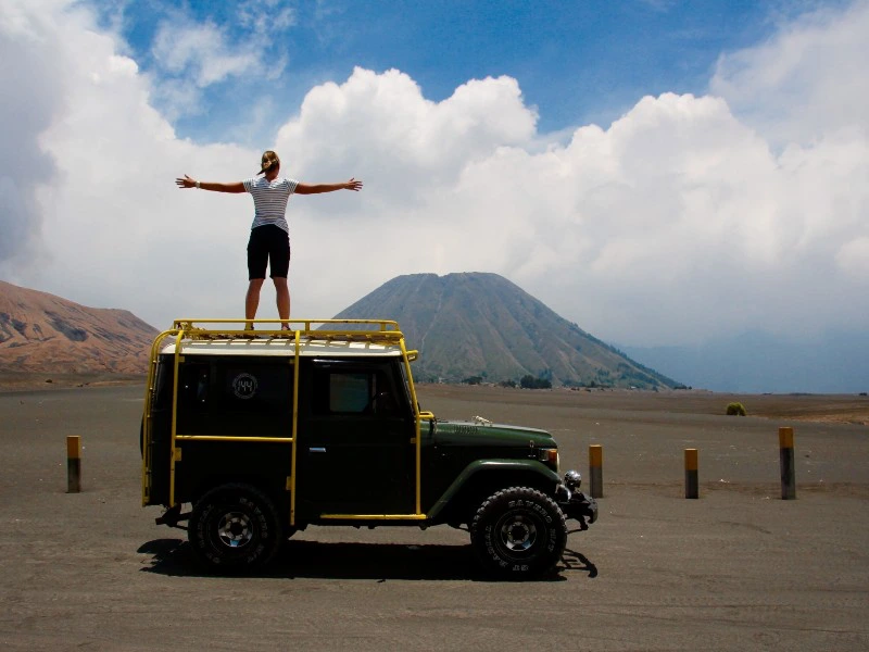 Reisender auf dem Jeep vor dem Bromo Vulkan