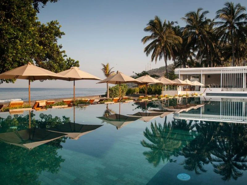 Hotelpool in Senggigi, Indonesien