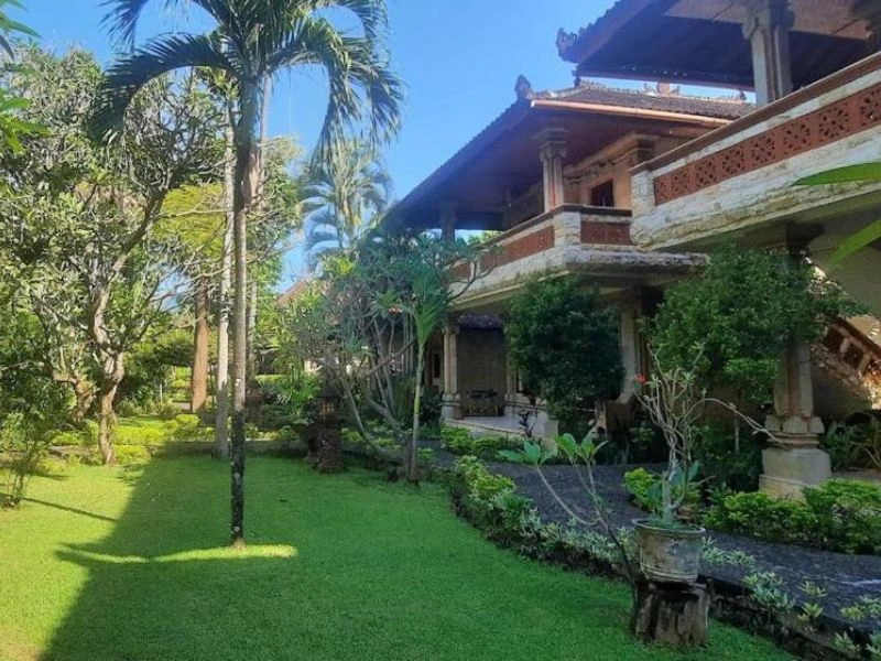 Hotelgarten in Lovina auf Bali
