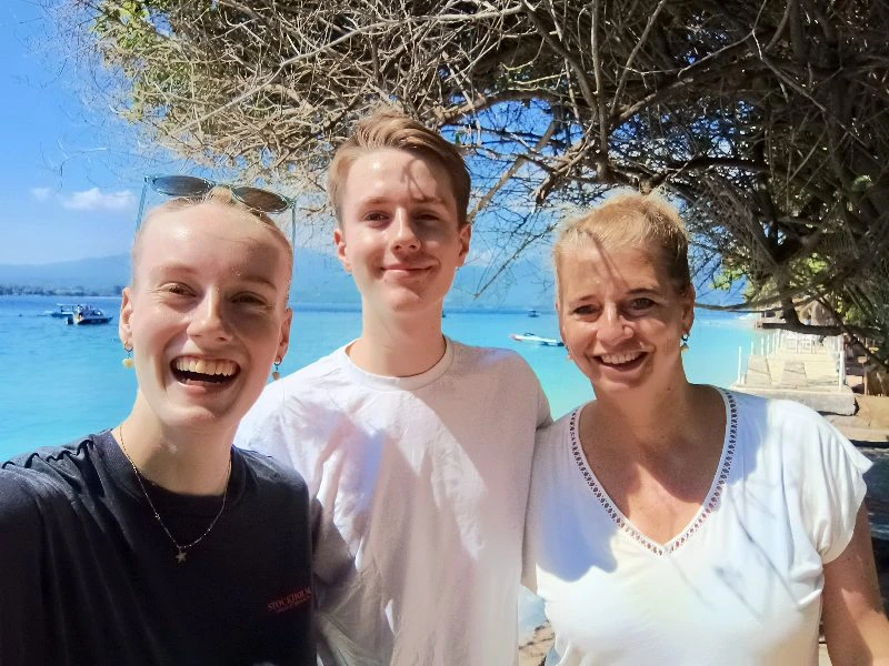 Mutter mit Sohn und Tochter auf den Gili-Inseln