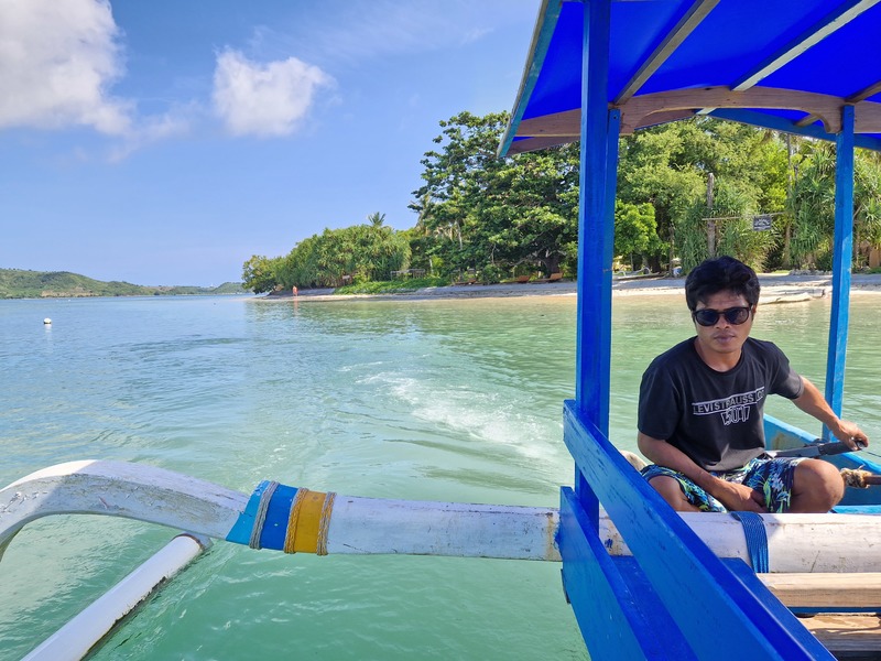 Einheimischer auf einem traditionellen Boot auf den Gili-Inseln