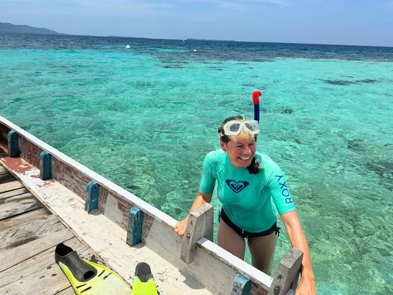 Frau mit Schnorchel und Flossen auf einem Boot in Indonesien