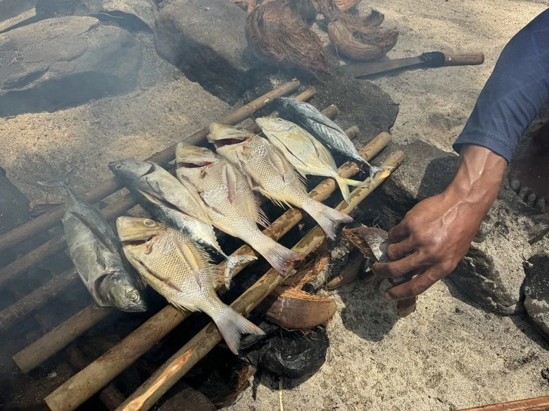 Fisch auf dem Grill am Strand in Indonesien