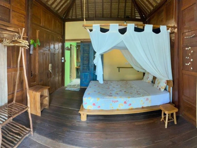 Zimmer im Bungalow Resort am Strand von Karimunjawa, Indonesien