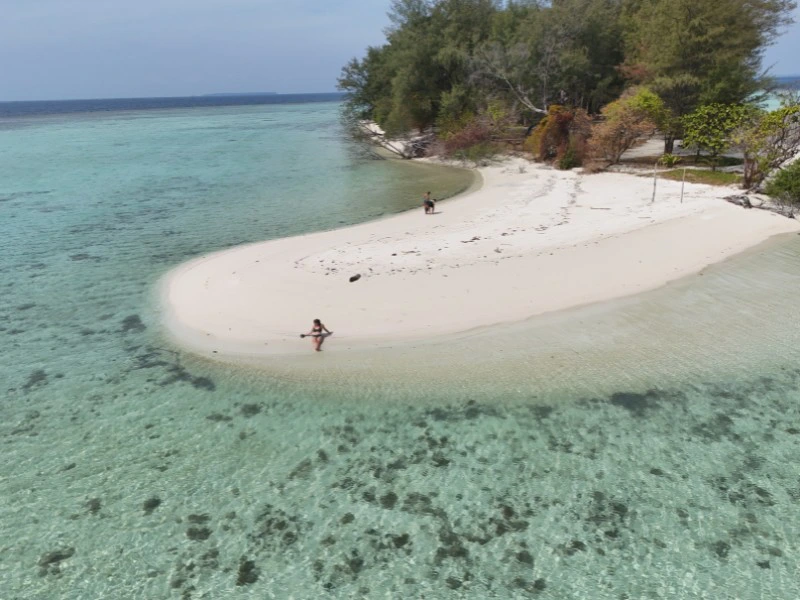 Landzunge einer Insel umgeben von klarem Wasser bei Karimunjawa in Indonesien