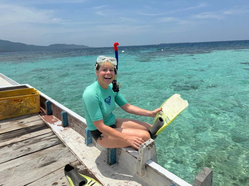 Frau mit Schnorchel und Flossen auf einem Boot in Indonesien