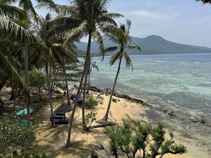 Privatstrand im komfortablen Hotel auf Karimunjawa, Indonesien