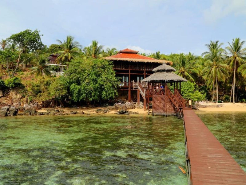 Steg am komfortablen Hotel auf Karimunjawa, Indonesien