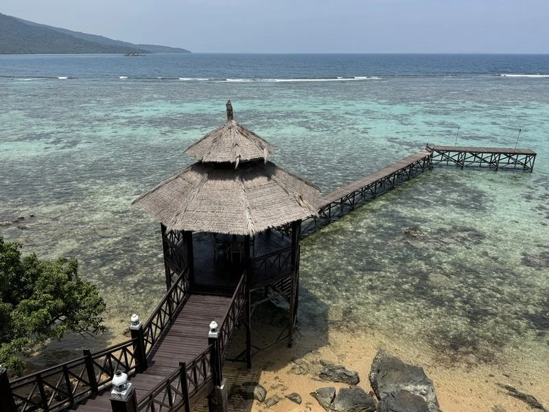 Steg am komfortablen Hotel auf Karimunjawa, Indonesien