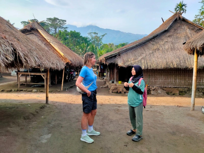 Tourist mit Guide beim Ausflug in Senaru, Indonesien