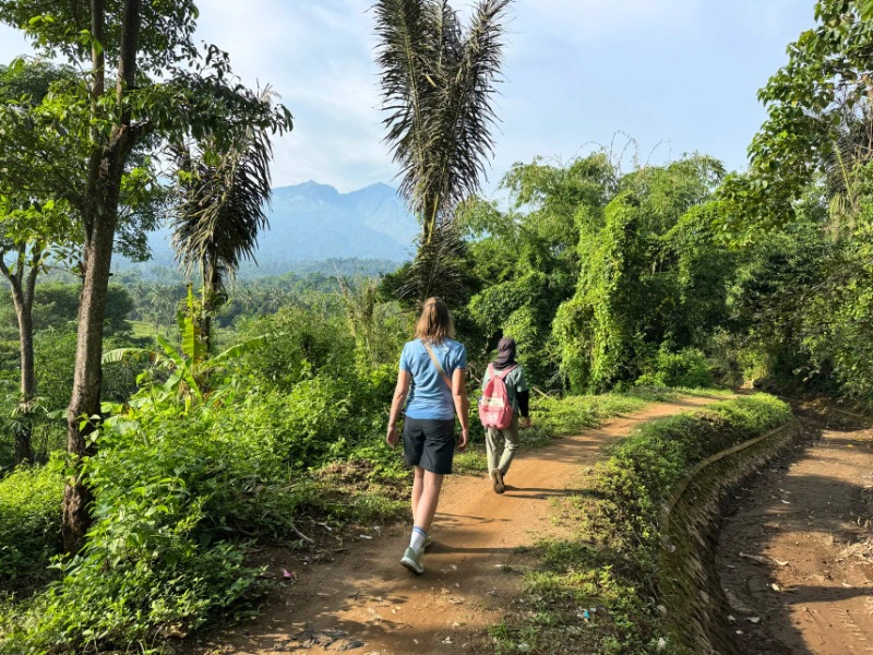Tourist beim Senaru Panorama Spaziergang in Senaru auf Lombok