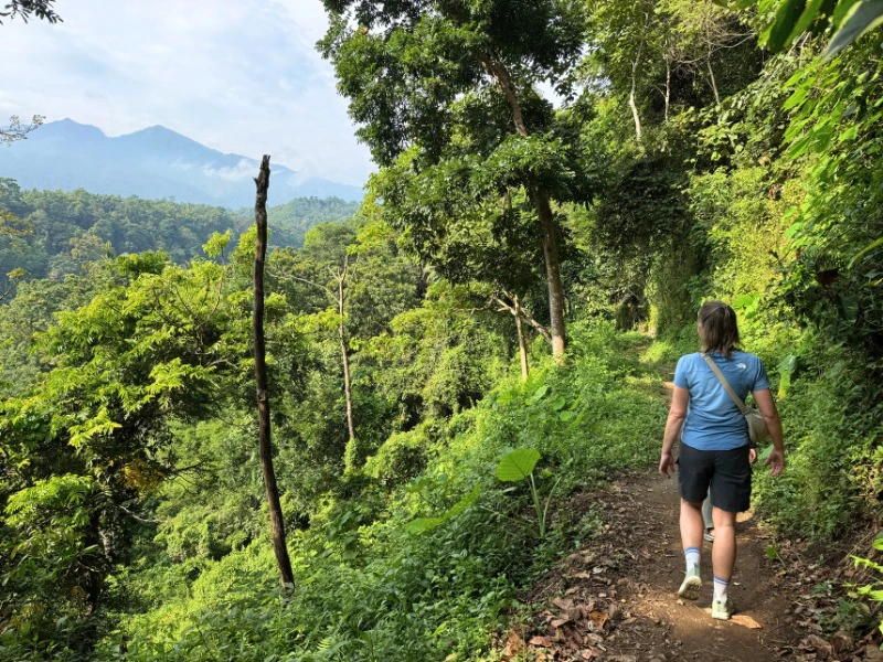 Tourist beim Senaru Panorama Spaziergang in Senaru auf Lombok