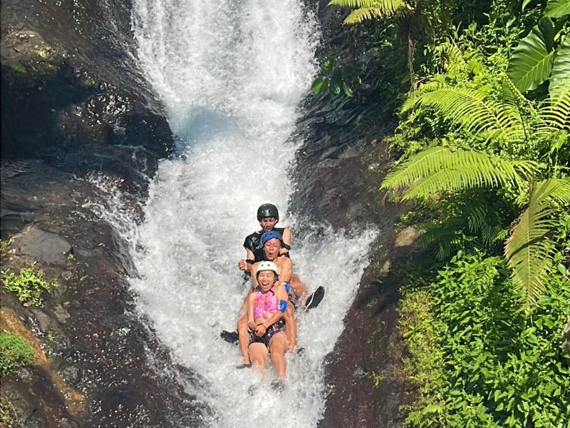 Kinder auf der natürlichen Wasserrutsche bei Lovina