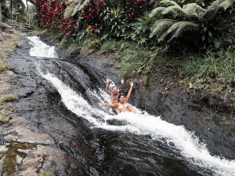 Kinder auf der natürlichen Wasserrutsche bei Lovina