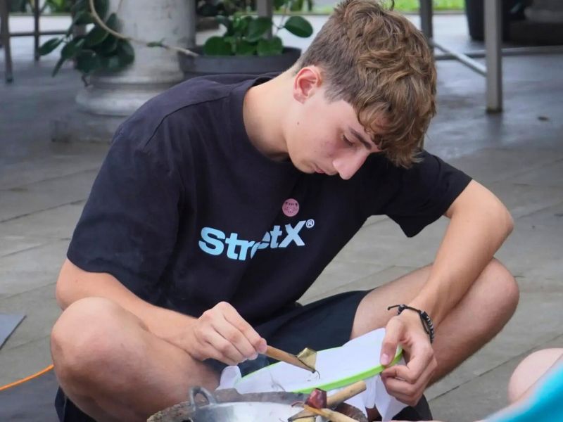 Teenager beim Batikmalen in Kaliandra, Indonesien