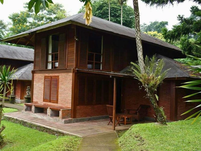 Uriger Bungalow auf der Farm in Kaliandra, Indonesien