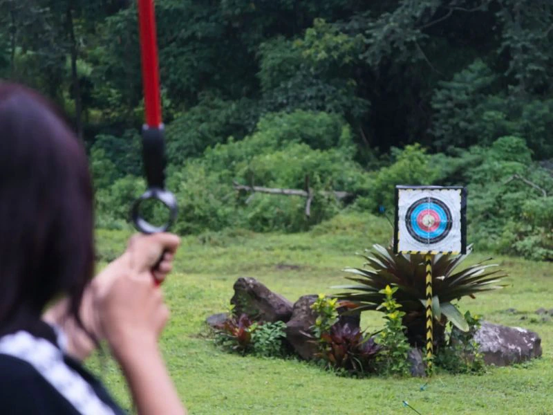 Tourist beim Bogenschießen bei einem Workshop in Indonesien