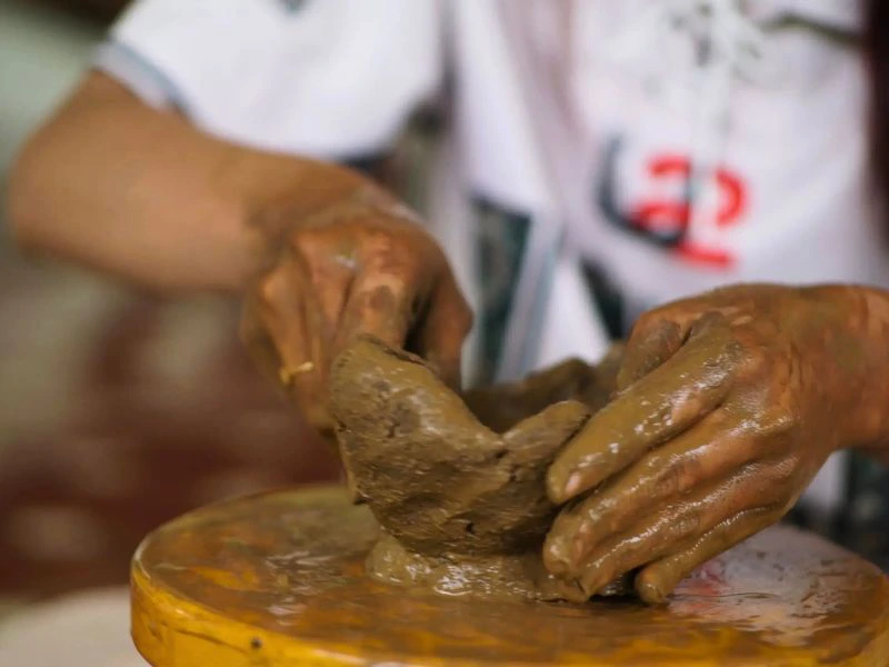 Tourist beim Töpfern bei einem Workshop in Indonesien