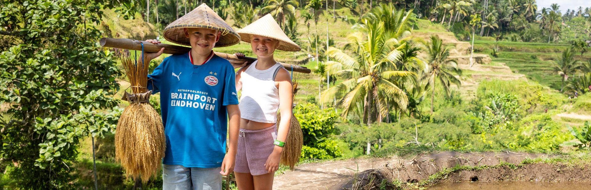 Kinder wandern durch Reisfeld