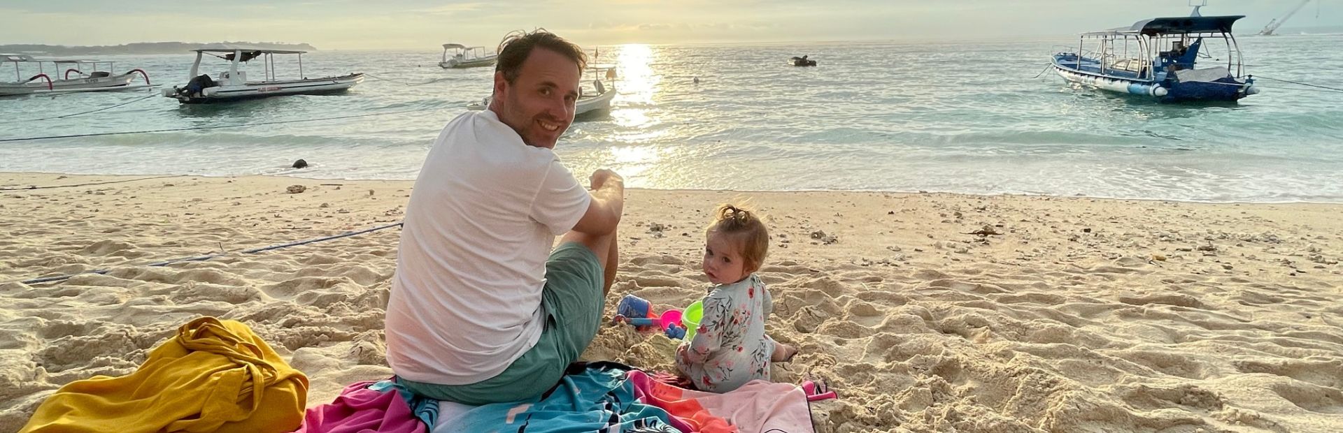 Familie am Strand in Bali