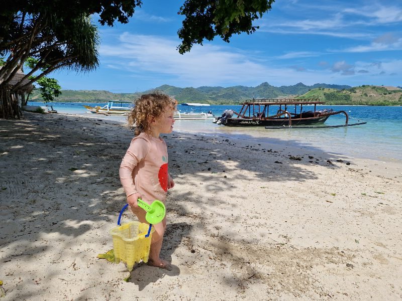 Kleines Kind spielt am Strand von Senggigi in Lombok
