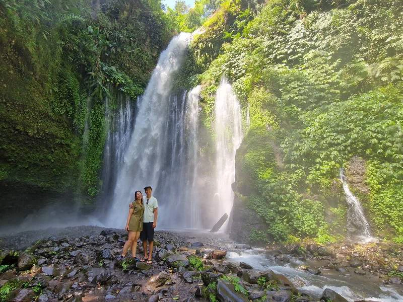 Paar vor einem Wasserfall in Senaru auf Lombok
