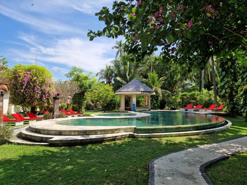 Pool im Bungalow-Resort in Kuta Lombok