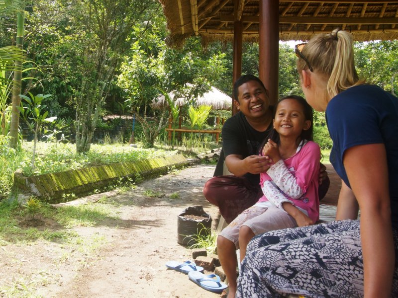 Besuch bei einer indonesischen Familie in einem Dorf auf Lombok