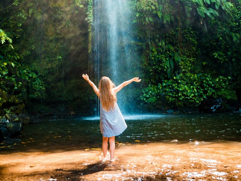 Mädchen vor einem Wasserfall auf Lombok