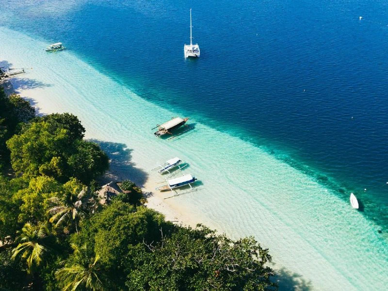 Strand mit Booten auf Gili Asahan, Indonesien