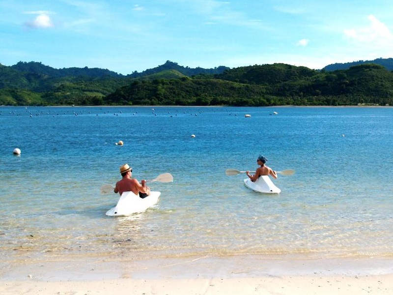 Touristen beim Kajaken auf Gili Asahan