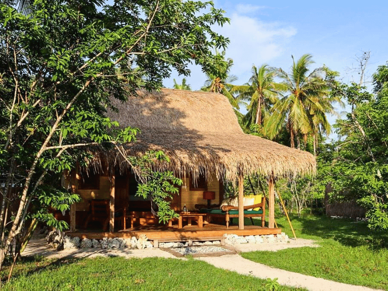 Bungalow in der Ecolodge am Strand von Gili Asahan, Indonesien