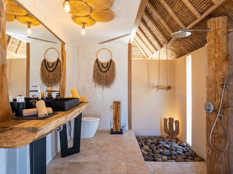 Modernes Badzimmer im komfortabelen Bungalow Resort am Strand von Gili Asahan, Indonesien