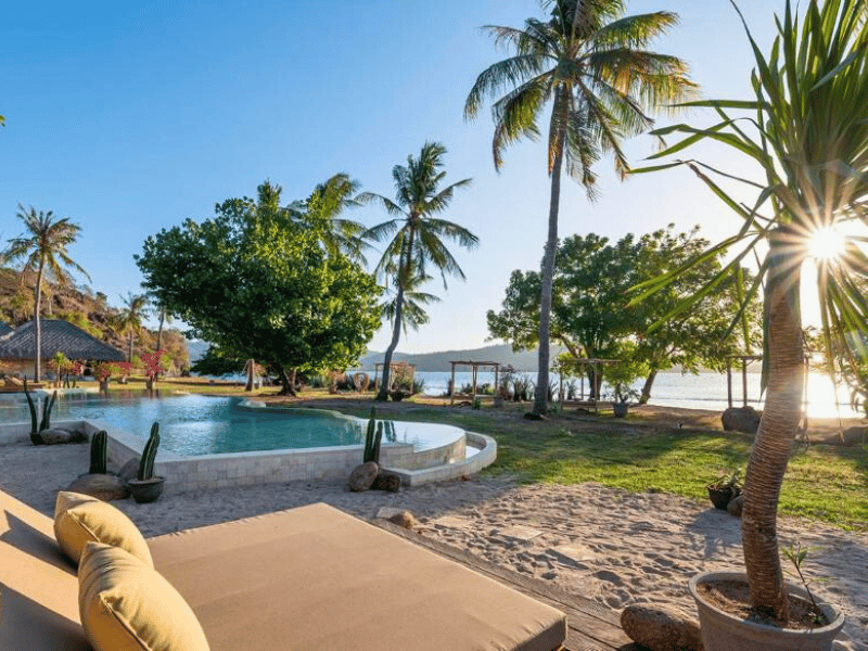 Pool im komfortabelen Bungalow Resort am Strand von Gili Asahan, Indonesien