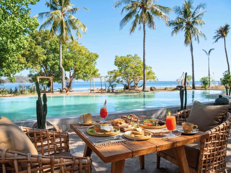 Pool im komfortabelen Bungalow Resort am Strand von Gili Asahan, Indonesien