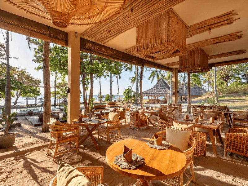 Restaurant im komfortabelen Bungalow Resort am Strand von Gili Asahan, Indonesien