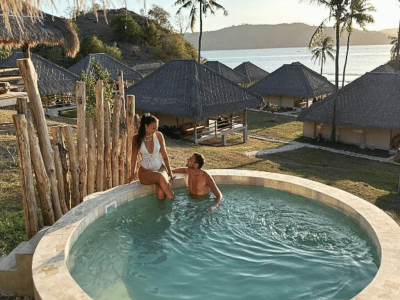 Villa mit privatem Pool im komfortabelen Bungalow Resort am Strand von Gili Asahan, Indonesien