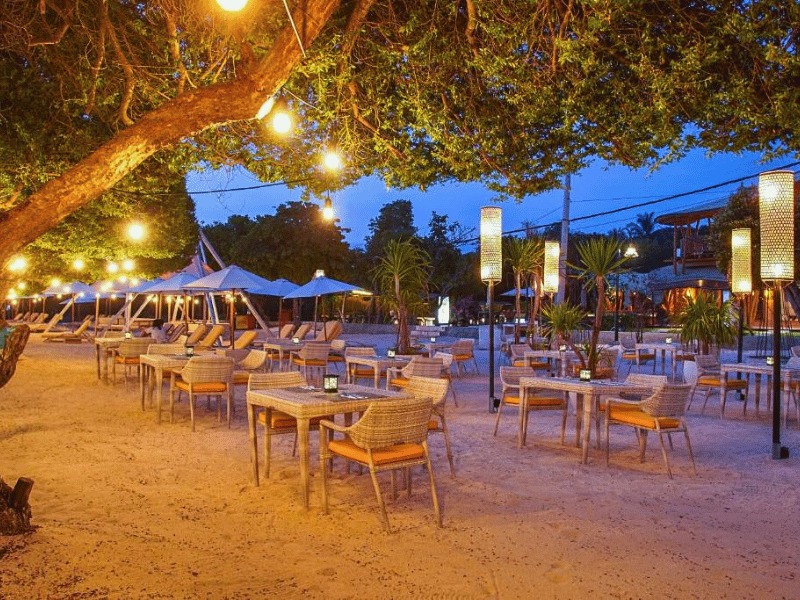 Restaurant am Strand im Hotel auf den Gili-Inseln, Indonesien